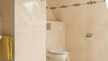 Kamar Keluarga | Kamar mandi | Shower, pancuran hujan, perlengkapan mandi gratis, dan pengering rambut