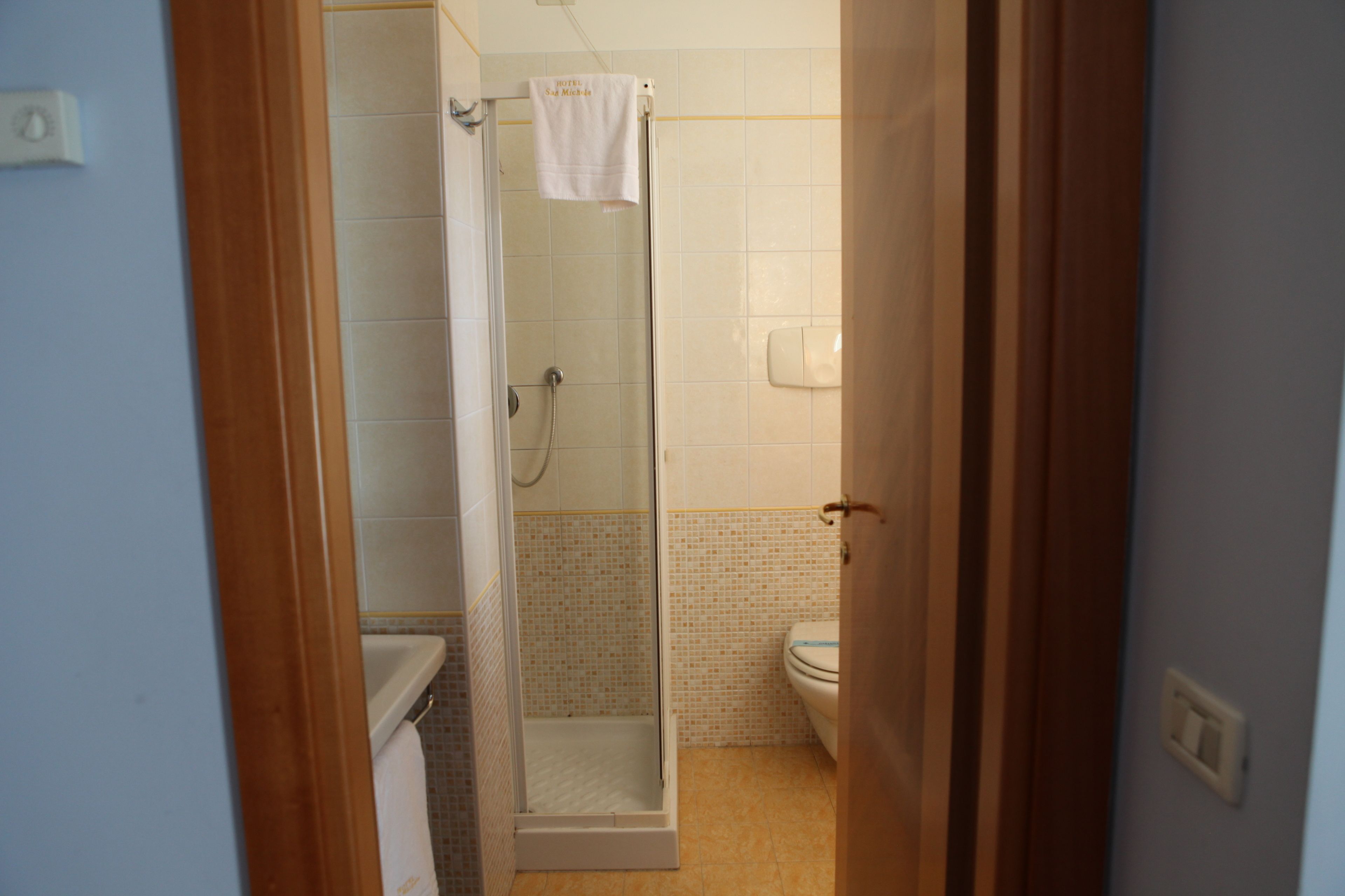 shower, rainfall showerhead, free toiletries, hair dryer