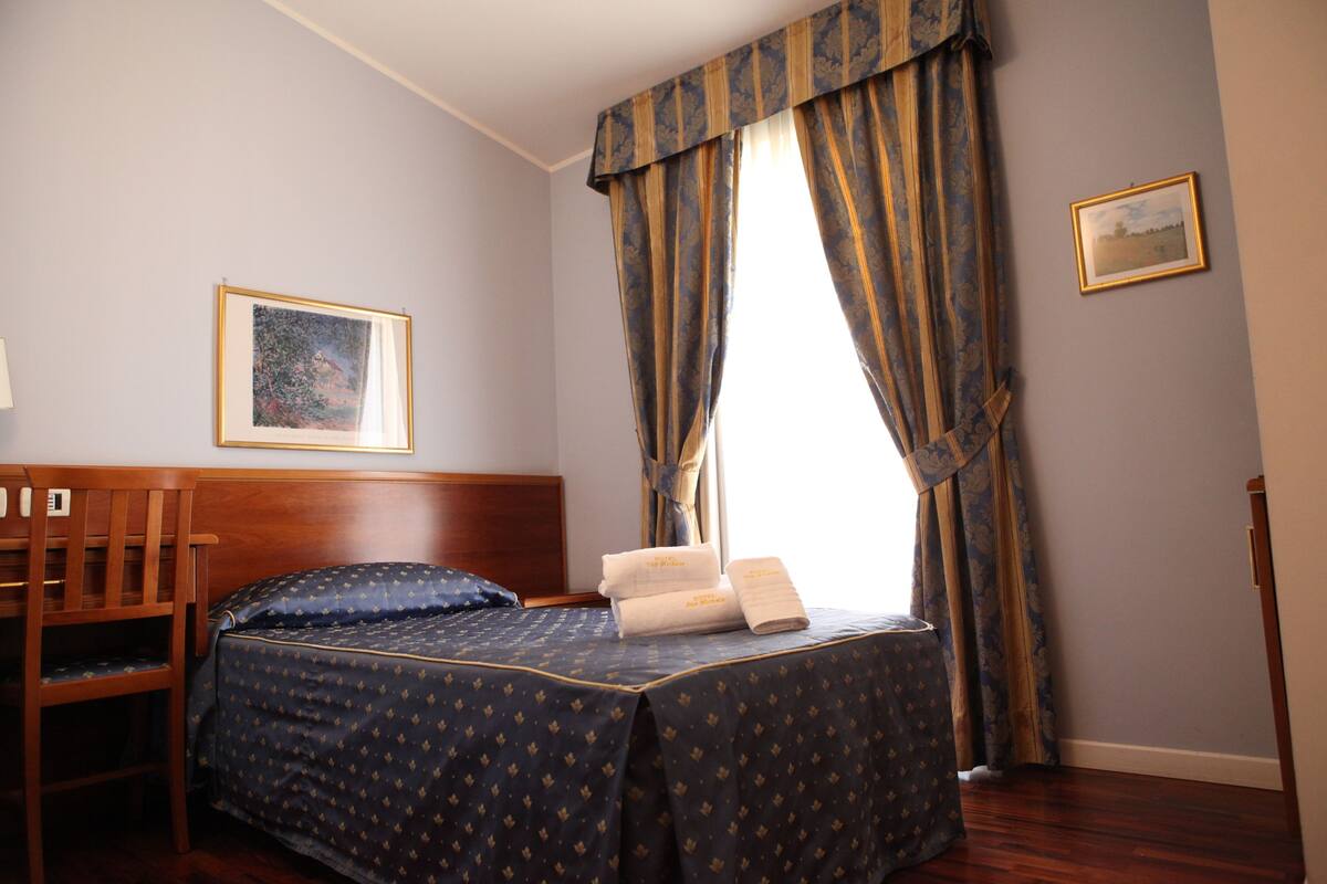 Single Room | Egyptian cotton sheets, premium bedding, minibar, in-room safe