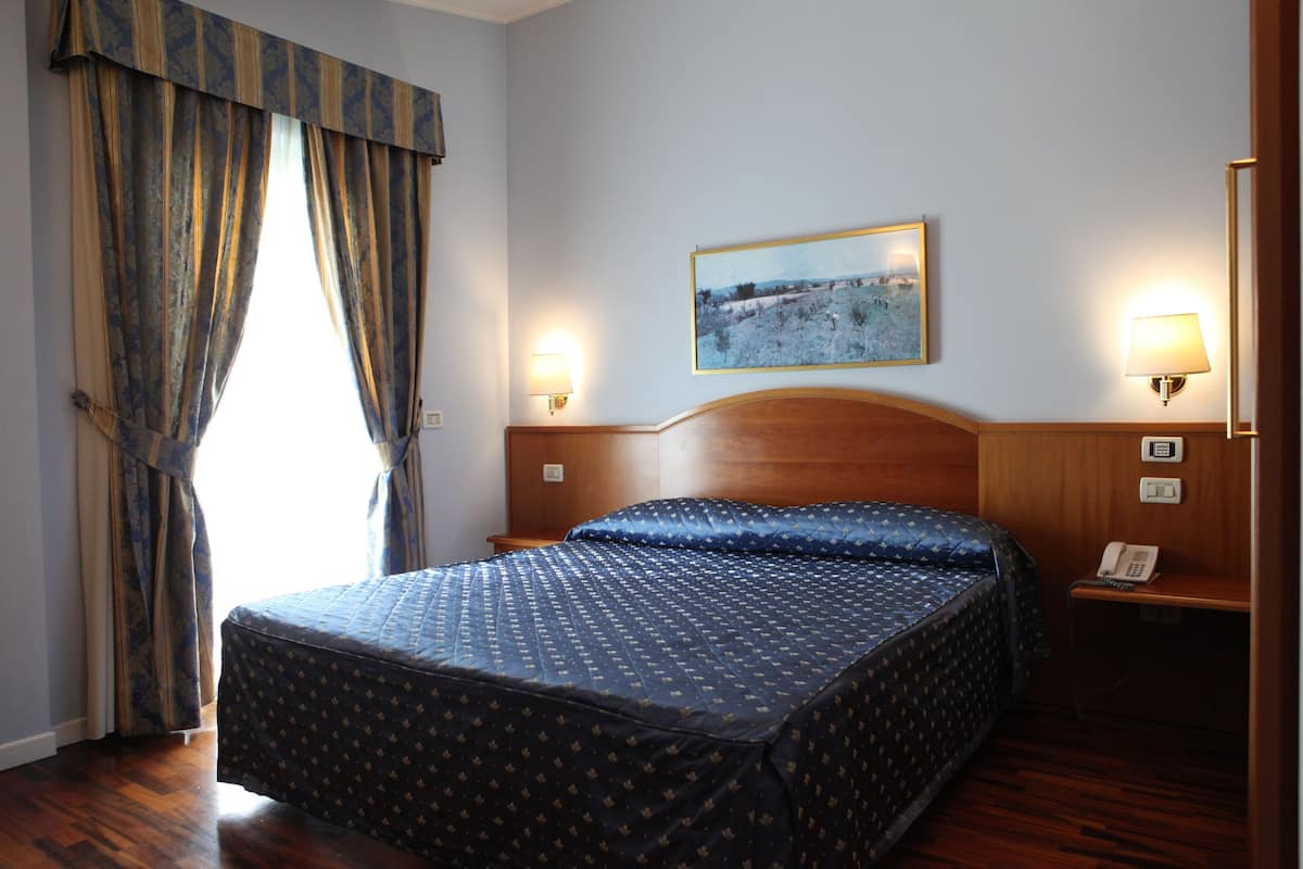 Kamer, 1 twee- of 2 eenpersoonsbedden | Lakens van Egyptisch katoen, luxe beddengoed, een minibar