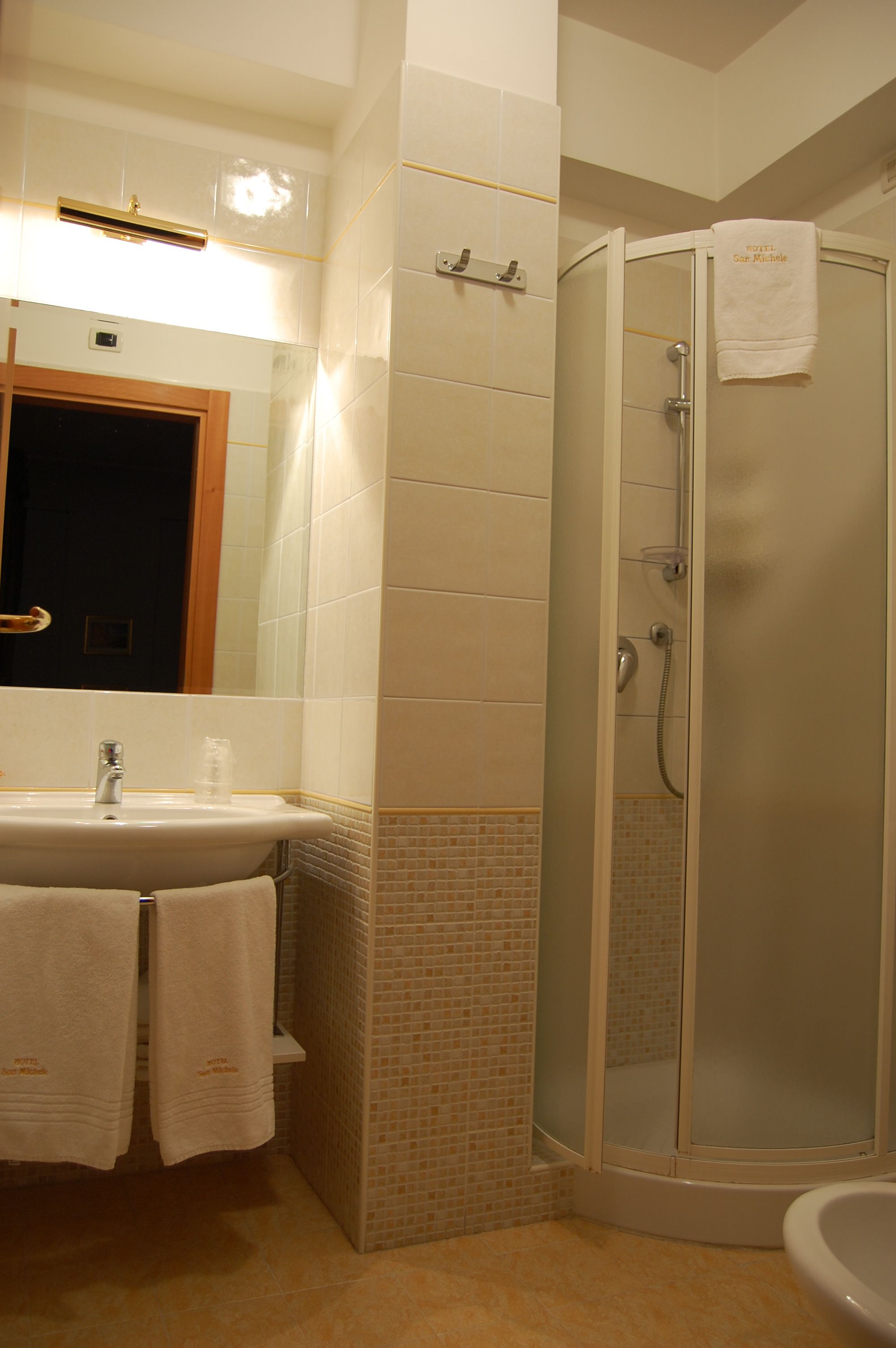 shower, rainfall showerhead, free toiletries, hair dryer