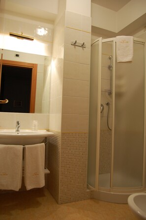Shower, rainfall showerhead, free toiletries, hair dryer - Hotel San Michele (L'Aquila)