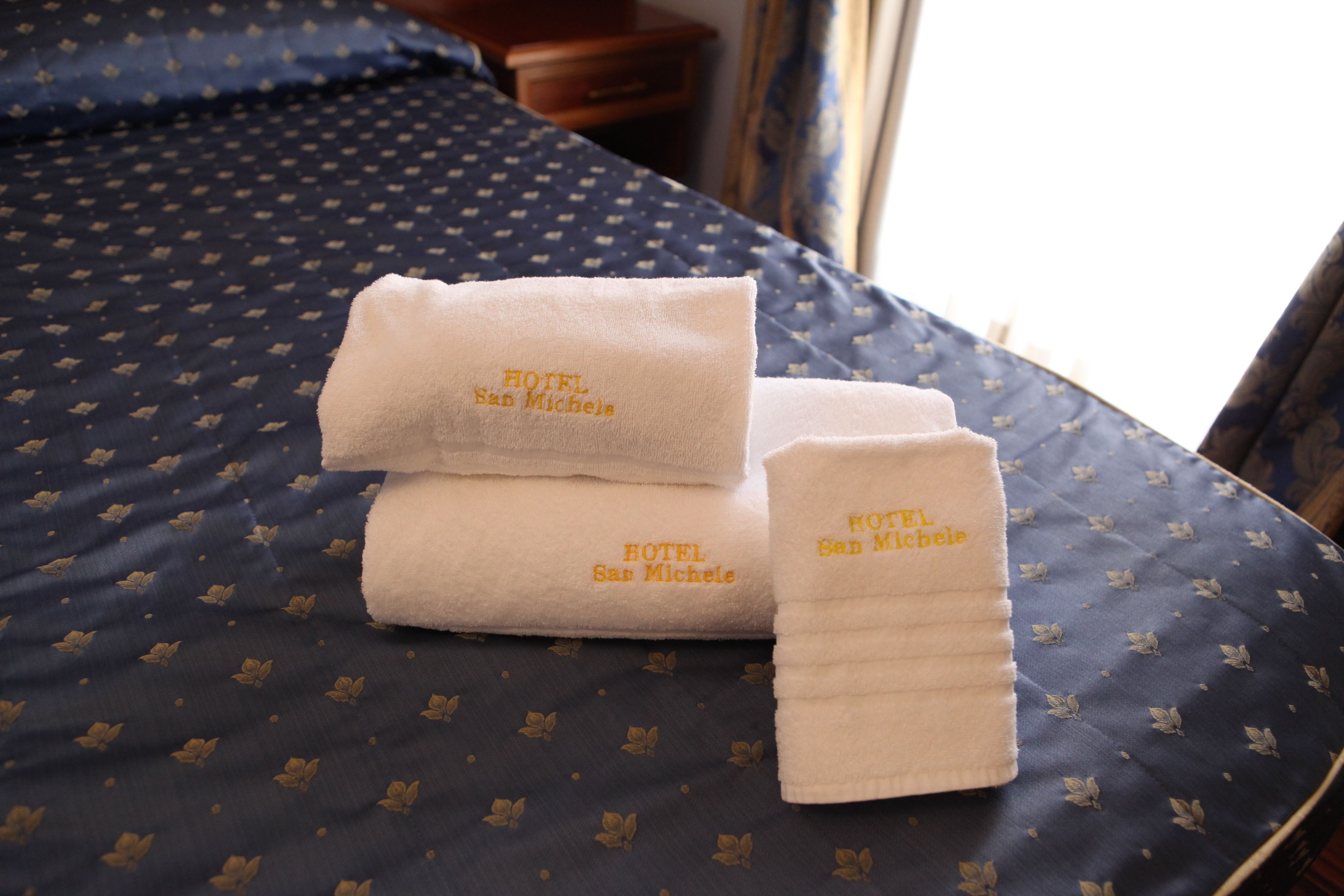 single room | egyptian cotton sheets, premium bedding, minibar, in-room safe