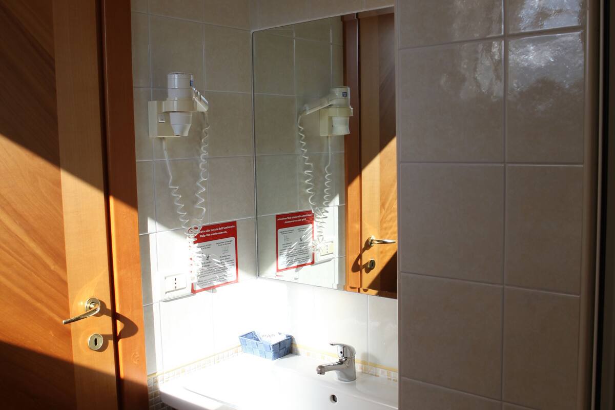 shower, rainfall showerhead, free toiletries, hair dryer