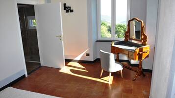 Phòng đôi Superior, 1 giường đôi, không hút thuốc | Két bảo mật tại phòng, bàn, phòng cách âm