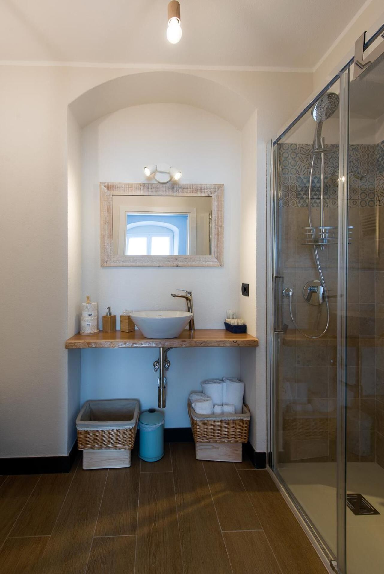 Shower, free toiletries, hair dryer, bidet
