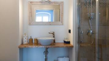 Shower, free toiletries, hair dryer, bidet