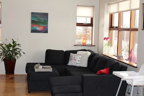 Villa - 2 sovrum - 2 badrum | Vardagsrum | Smart-tv och dvd-spelare