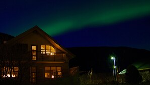 Voorkant accommodatie - avond/nacht