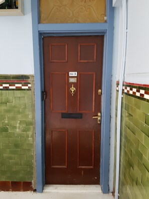Property entrance - Dragon - Whitecrook Apartment 2 Bedroom Home (Clydebank)
