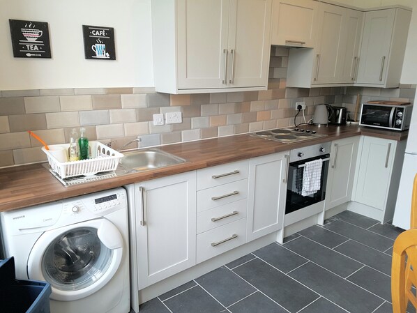 Refrigerador, microondas, horno y utensilios de cocina 