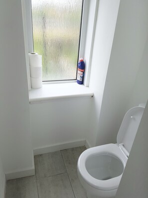 Bathroom - Dragon - Whitecrook Apartment 2 Bedroom Home (Clydebank)