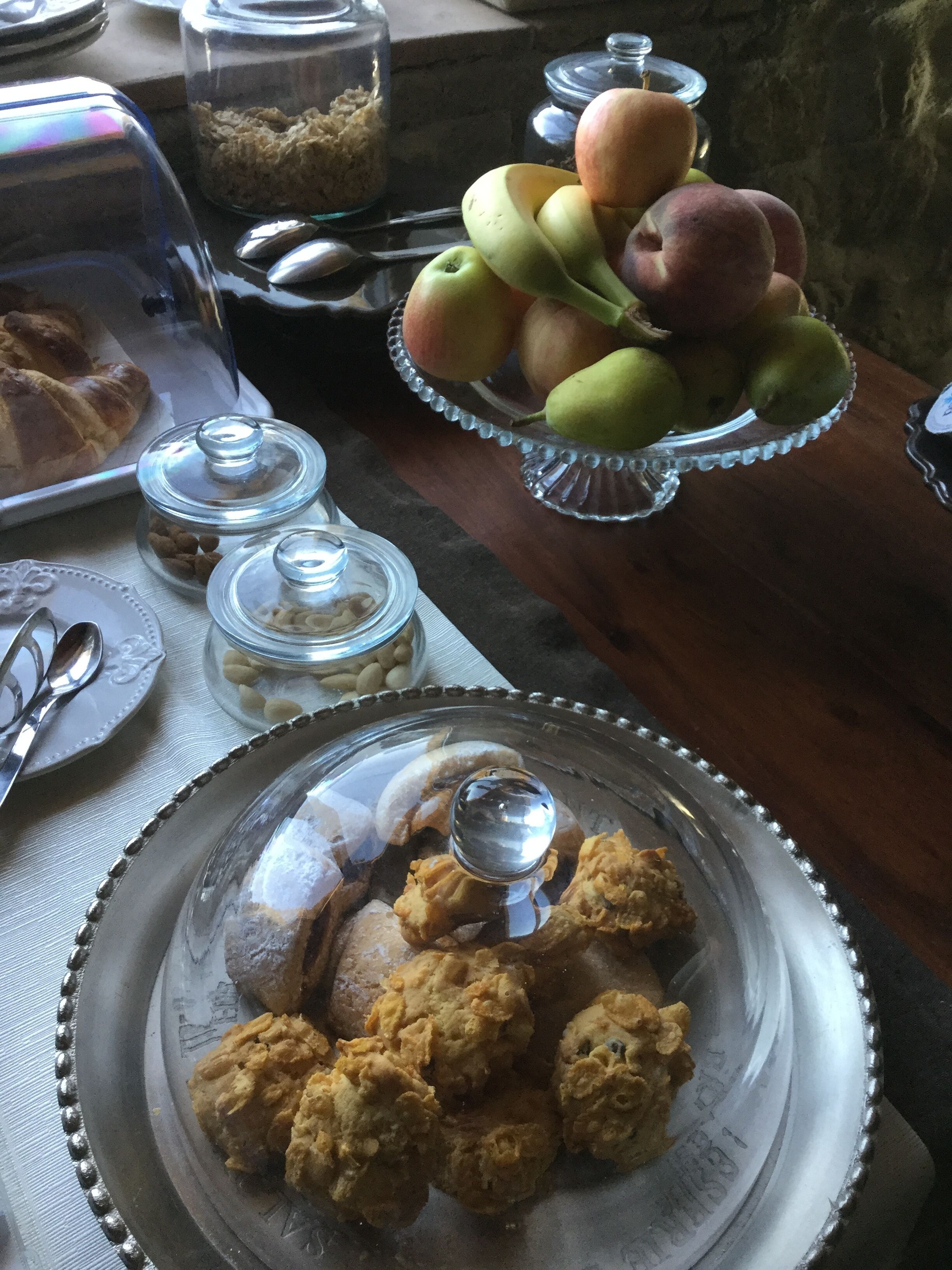 Un buffet de petit-déjeuner proposant une variété d’aliments, notamment des viennoiseries, des fruits et des biscuits.