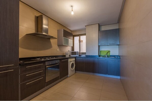 Apartment, 2 Bedrooms | Private kitchen | Fridge, microwave, oven, stovetop - La Fontaine (Marrakech)