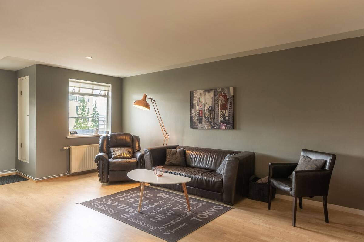 Superior-Apartment, 2 Schlafzimmer | Wohnbereich | 30-Zoll-LED-Fernseher mit Kabelempfang
