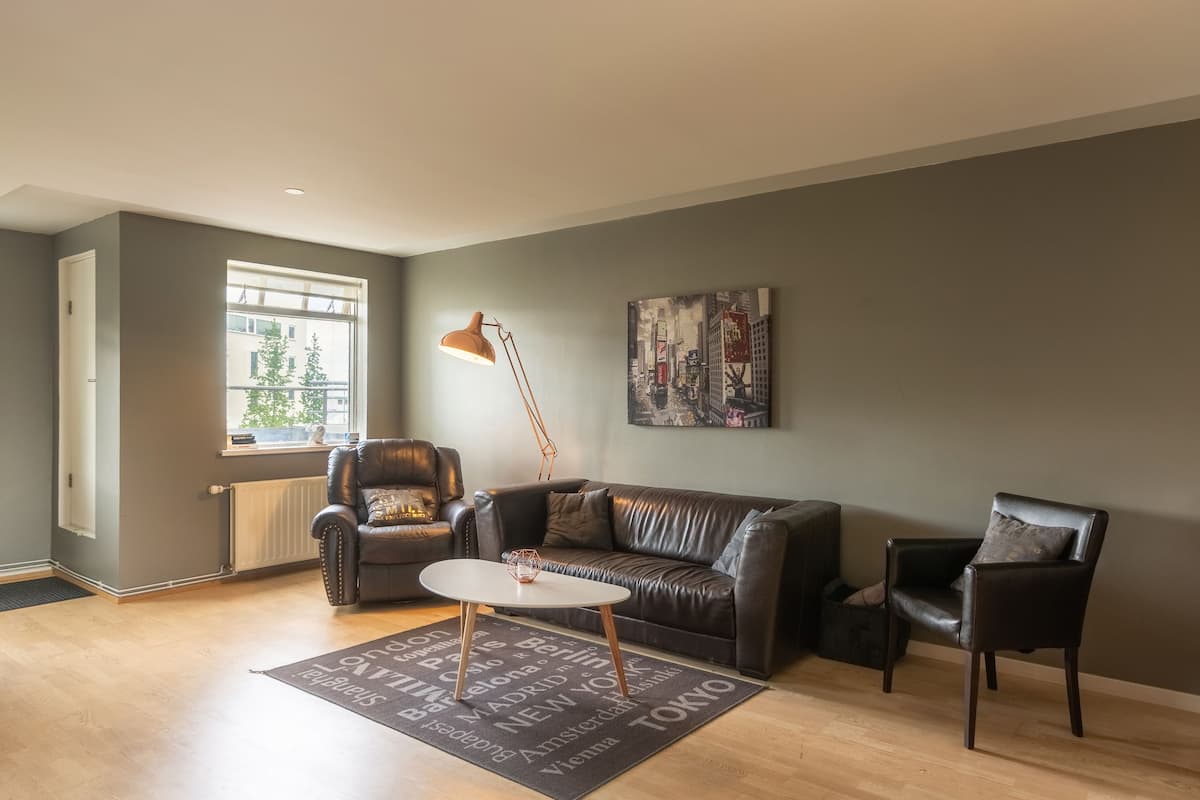 Superior appartement, 2 slaapkamers | Woonruimte | Een 30-inch ledtelevisie met kabelzenders