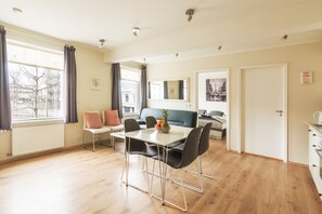 Appartement, 2 chambres | Restauration dans la chambre