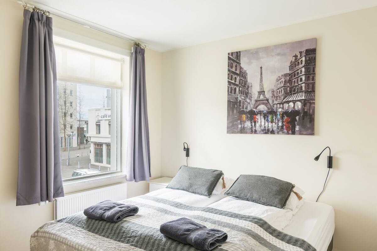 Apartment, 2 Schlafzimmer | Verdunkelungsvorhänge, kostenlose Babybetten, kostenloses WLAN