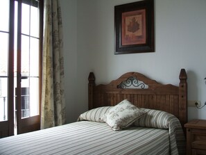 Shower, rainfall showerhead, free toiletries, bidet - Casa Rural Sierra Tórtola (Hinojales)