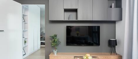 Departamento Deluxe, 1 cama Queen size y sofá cama (Silver Grey) | Sala de estar | Televisión de pantalla plana y estación para iPod