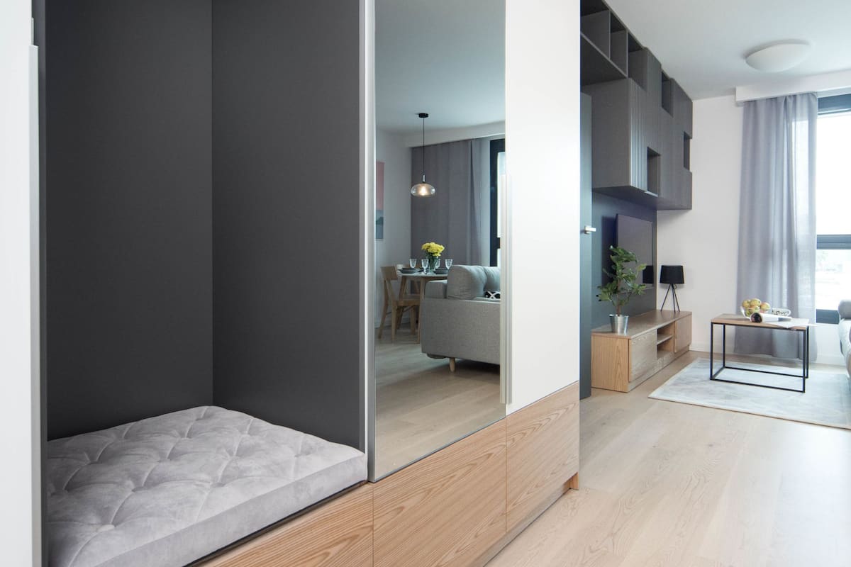Departamento Deluxe, 1 cama Queen size y sofá cama (Silver Grey) | Área de sala de estar | Televisión de pantalla plana y estación para iPod