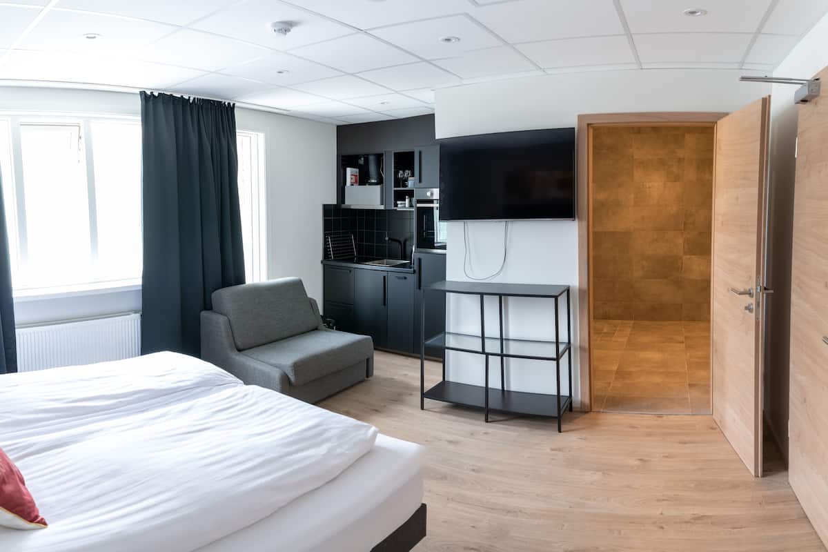 blackout curtains, free wifi, bed sheets