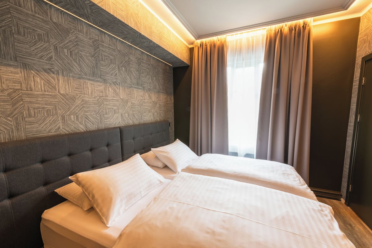 Blackout drapes, free WiFi, bed sheets