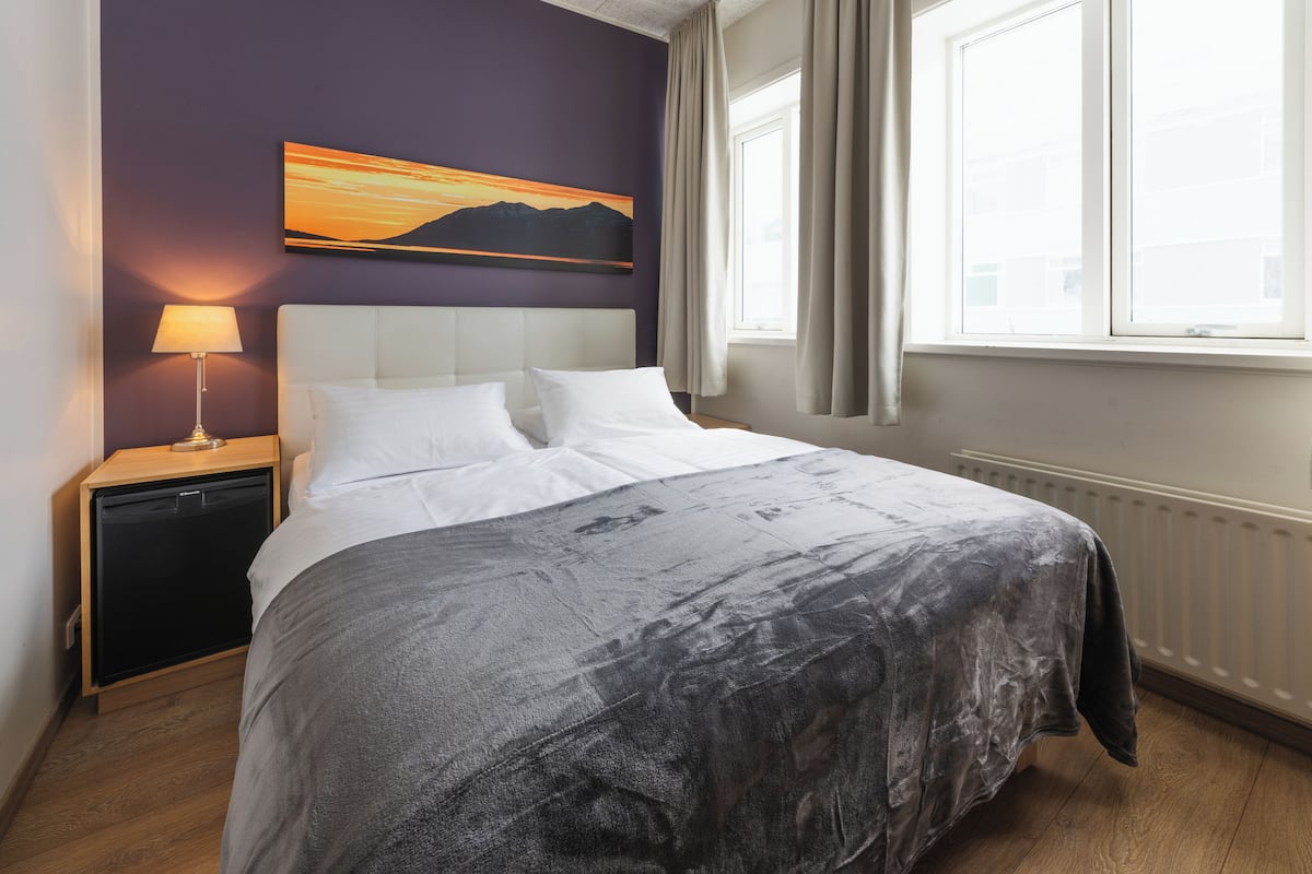 Blackout curtains, free WiFi, bed sheets