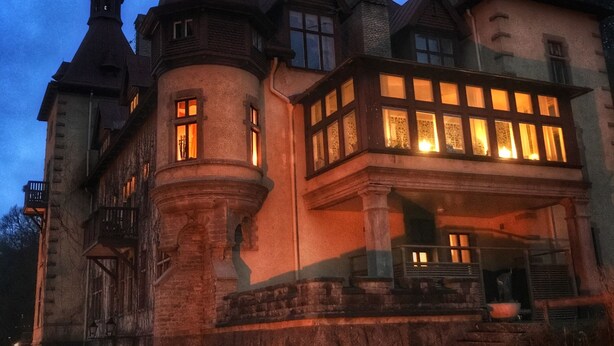 Un edificio grande e histórico con múltiples torres y una entrada destacada.