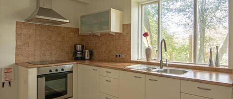 Geladeira, micro-ondas, fogão, cooktop