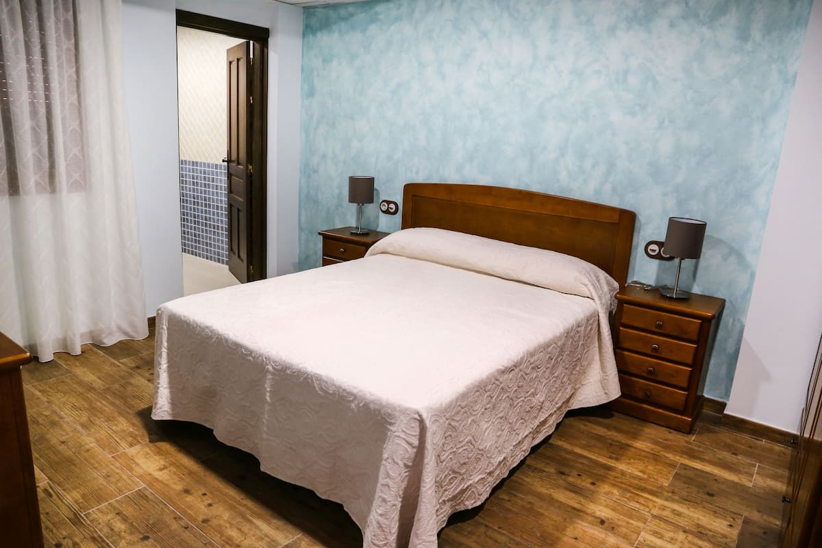 1 bedroom, premium bedding, desk, soundproofing