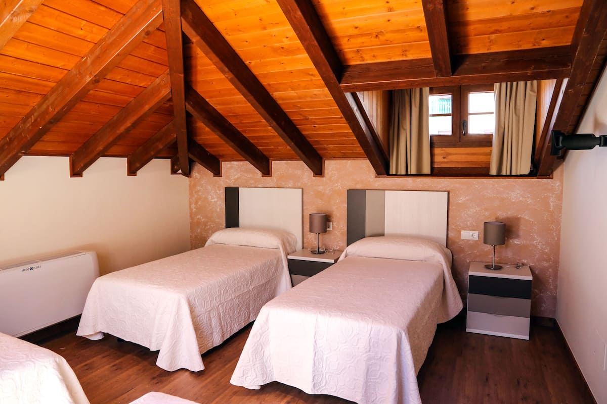 1 bedroom, premium bedding, desk, soundproofing