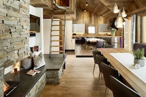Cottage Design, 5 chambres (excl. 250,00 EUR cleaning fee) | Coin séjour | Télévision à écran plat, cheminée