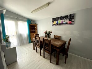 하우스, 전용 욕실, 정원 전망 (Spacious 3 Bedr (9 ppl)) | 객실 내 식사 공간