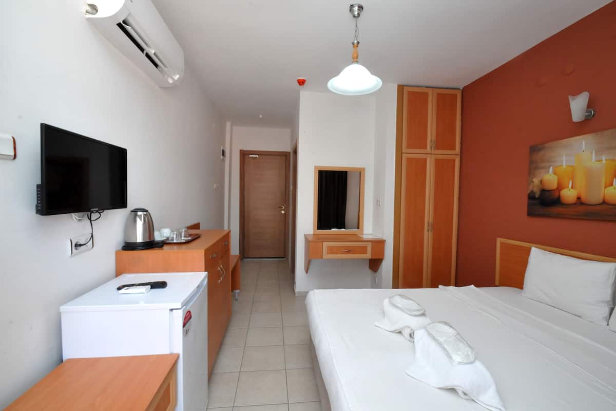 Standard Double or Twin Room | Minibar, in-room safe, desk, soundproofing