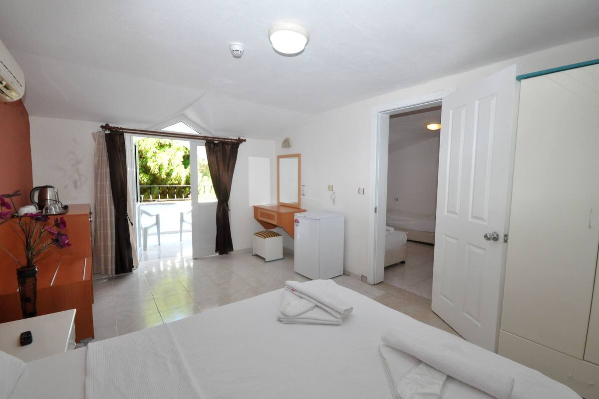 Family Room | Minibar, in-room safe, desk, soundproofing