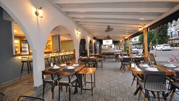 Frokost, lunsj og middag serveres, tyrkiske retter