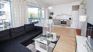 Un apartamento moderno con sala de estar, comedor y cocina.