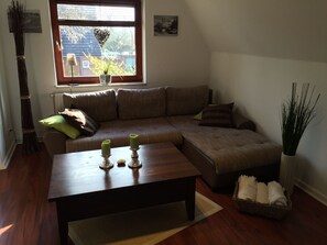 Apartment | Living room | 46-inch flat-screen TV with cable channels, TV, DVD player - Zimmervermietung Arp 17 (Itzehoe)