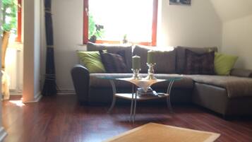 Ein Wohnzimmer mit einer Couch, einem Couchtisch und einem Teppich.