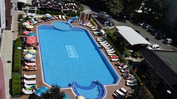 Una piscina al aire libre, tumbonas