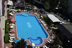 Piscina externa, espreguiçadeiras