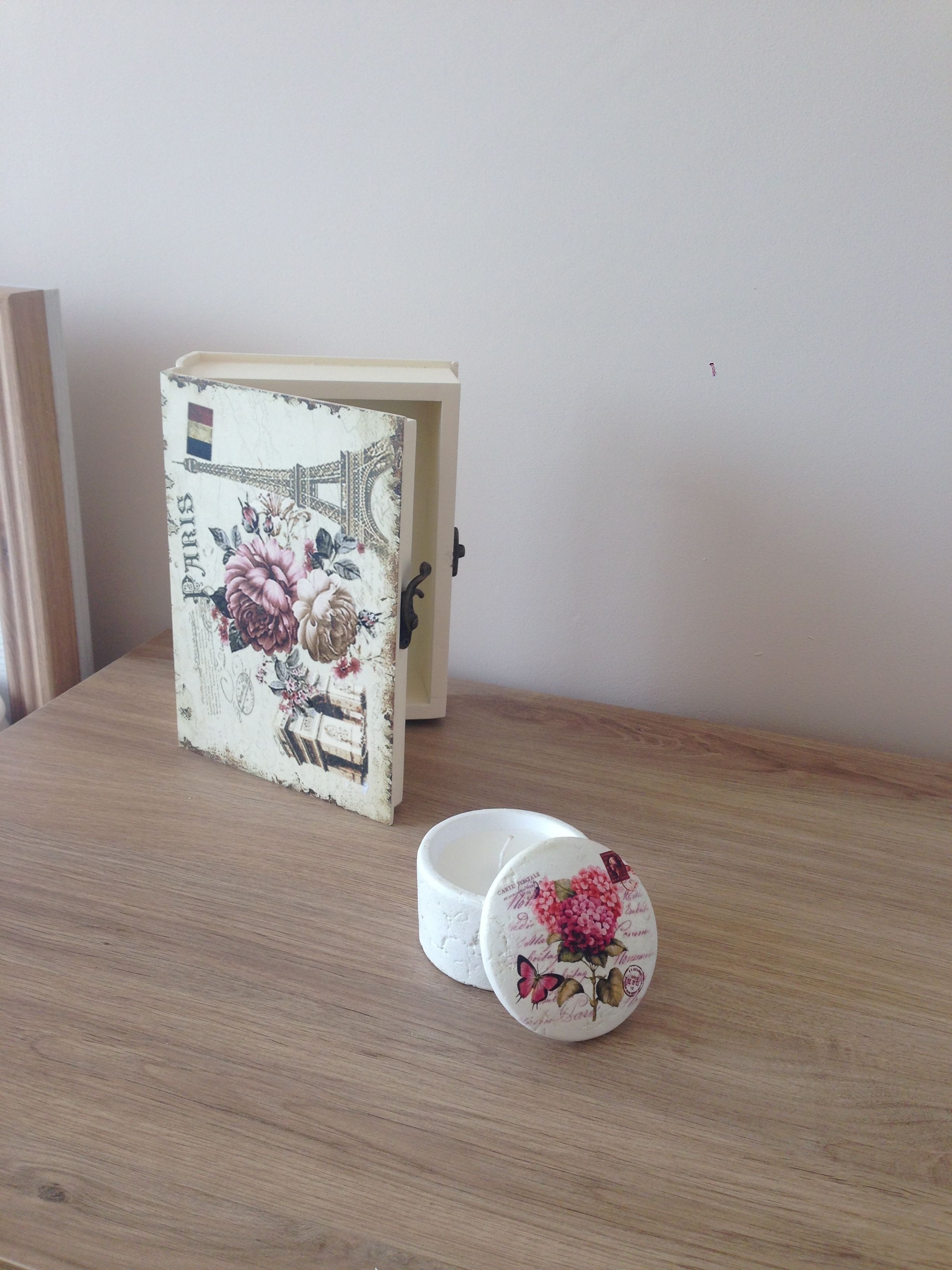 Une table en bois, sur laquelle se trouvent une boîte décorative et une tasse en céramique.