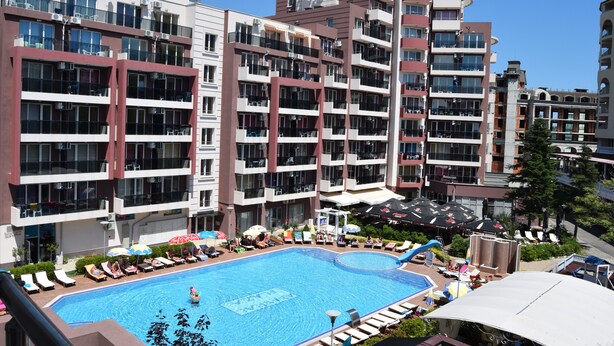 Ein modernes Hotel mit Dachpool, mehreren Balkonen und Außenbereich zum Sitzen.