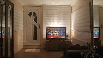 Mobile Unterkunft Lorenzo (zzgl. Endreinigungsgebühr 80 EUR zu zahlen vor Ort) | Wohnbereich | 45-Zoll-Flachbildfernseher mit Kabelempfang, Fernseher