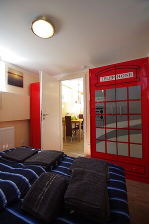 Individually decorated, individually furnished, iron/ironing board - Sportboote Bornheim (Bornheim)