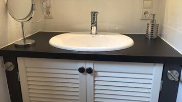 Maison mobile Confort (Zander add. cleaning fee 50 EUR) | Salle de bain | Douche, serviettes fournies