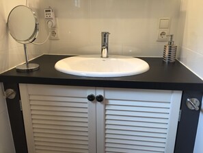 컴포트 이동 주택 (Zander add. cleaning fee 50 EUR) | 욕실 | 샤워 시설, 타월