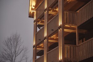 Fachada de la propiedad por la tarde o noche