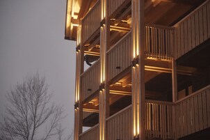 Fassade der Unterkunft – Abend/Nacht